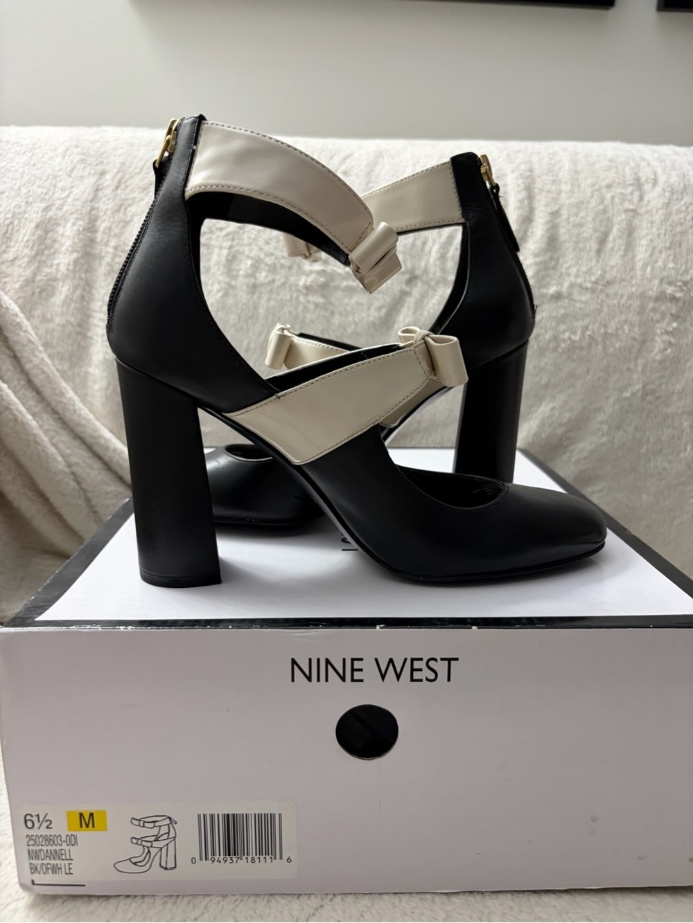 Vintage Nine West Black and Cream Bow-Strap Block Heel Pumps - Picture 7 of 9